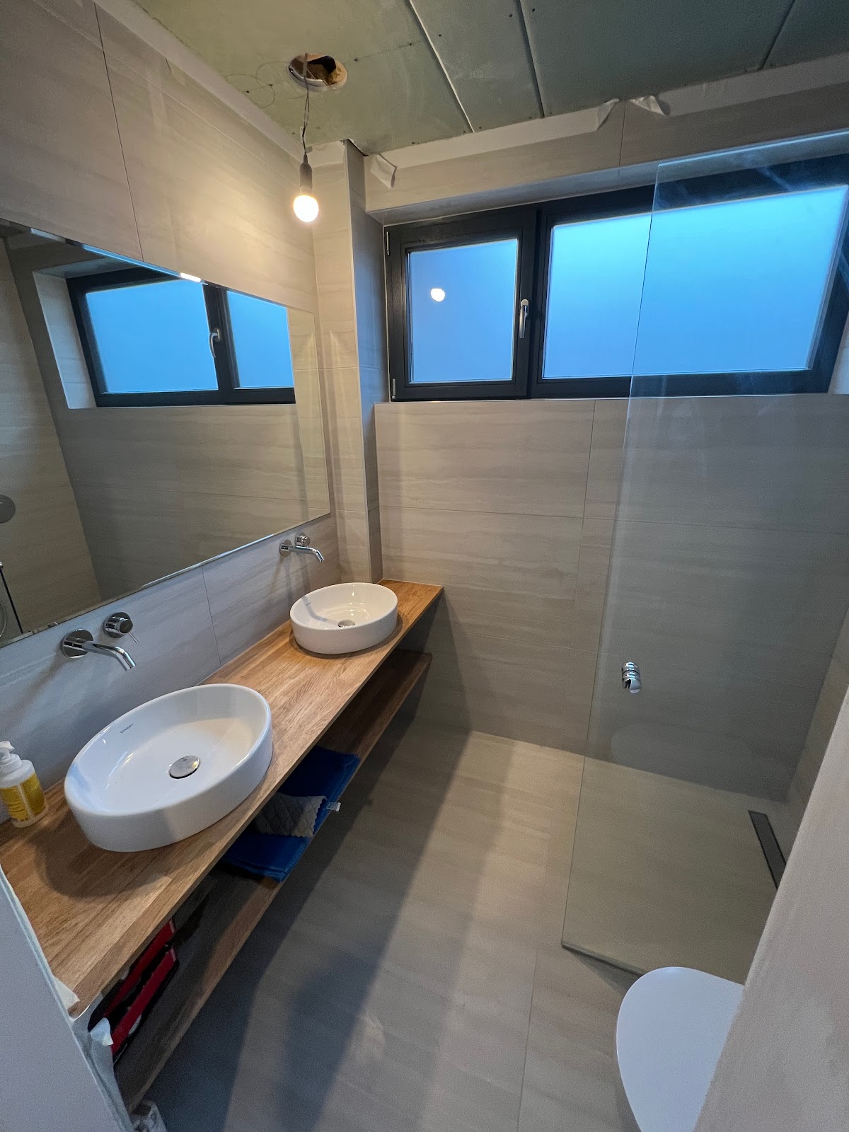 Bad mit Holz-Waschtisch und Regendusche